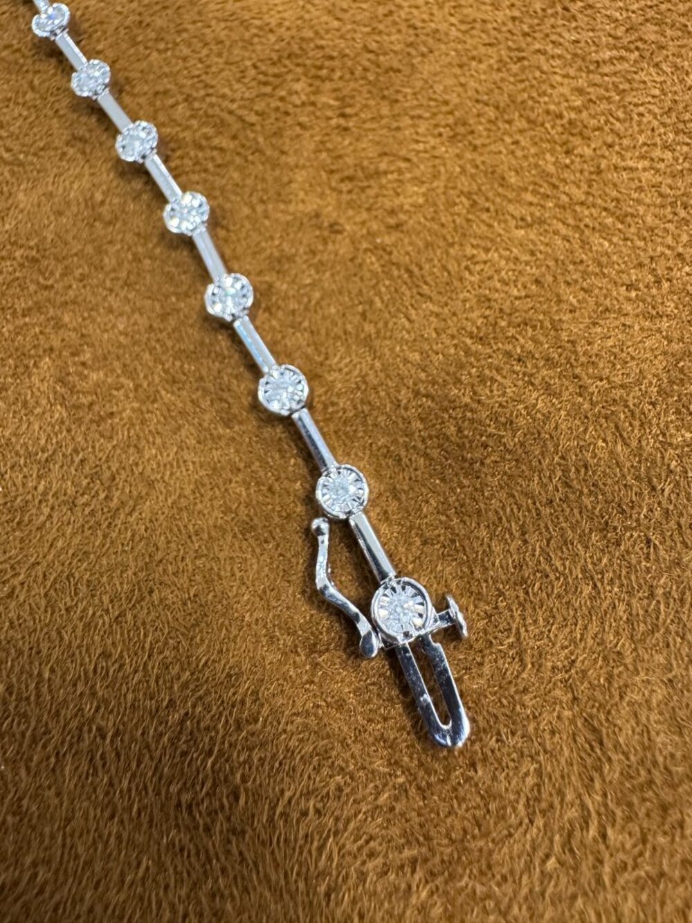 10K White Gold Diamond Tennis Bracelet 7" - Picture 4 of 9